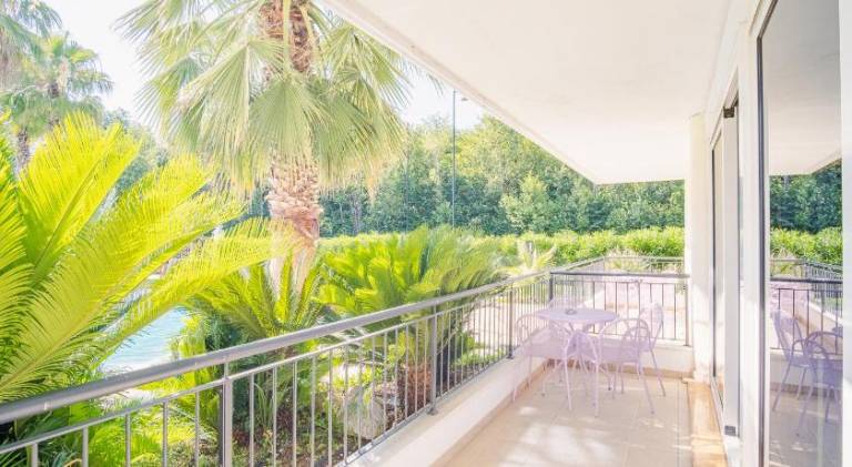 Rental apartment with terrace, yard & pool — photo 4