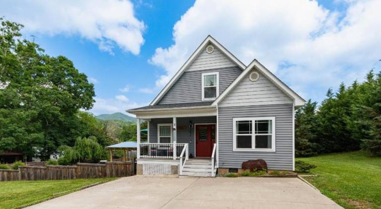 House with jacuzzi | Pets allowed in Candler, NC