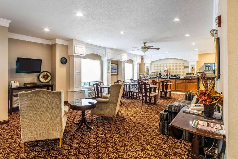 Quality Inn & Suites Evansville North — photo 2