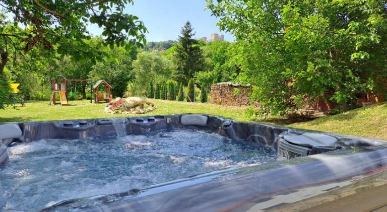 Holiday apartment with yard, patio & jacuzzi | Perfect for remote work — photo 5