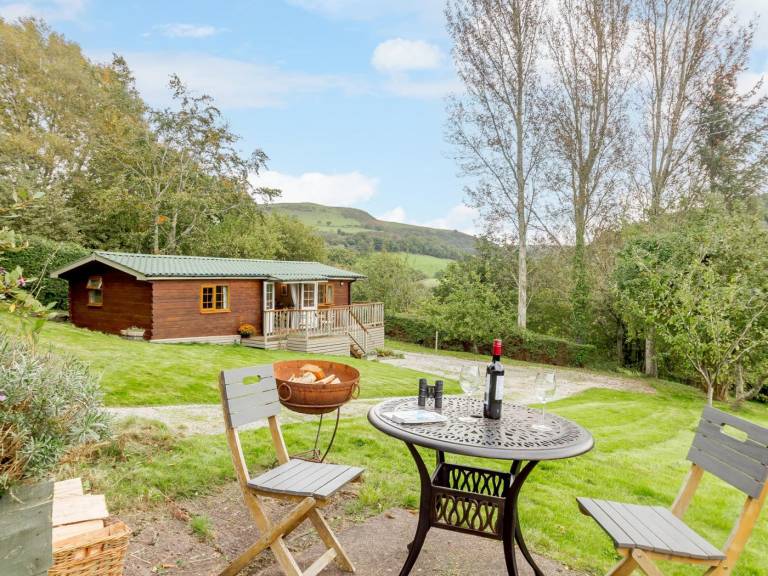 Lodge with garden & barbecue in Conwy