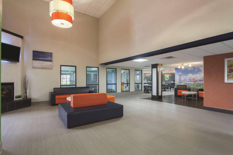 La Quinta Inn & Suites by Wyndham Knoxville East — photo 3