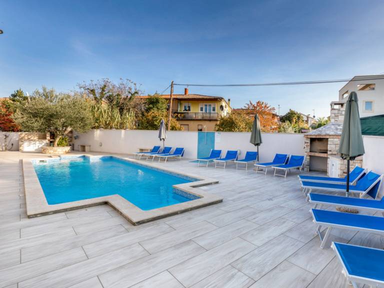Child-friendly house with BBQ, private pool & patio | Sea view | Pets allowed in Umag