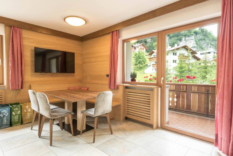 Rustic Apartment "Emil" with Balcony, Mountain View, Garden & Wi-Fi in Ortisei