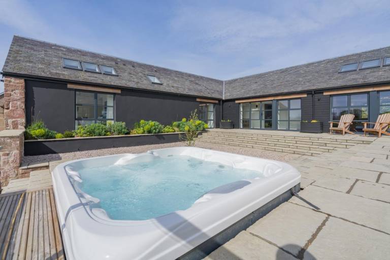 Fully equipped cottage with BBQ, hot tub & yard | Dogs allowed — photo 3