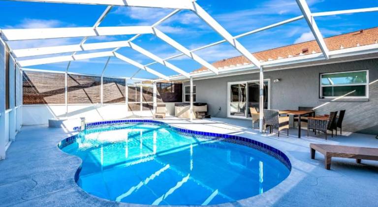 Nested haven heated pool, spa, beach, golf 15 min in Bradenton, FL