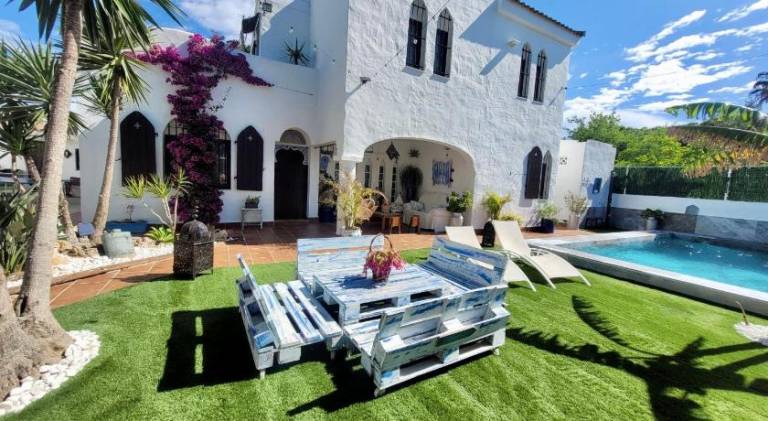 House with yard, patio & private pool in Chiclana de la Frontera