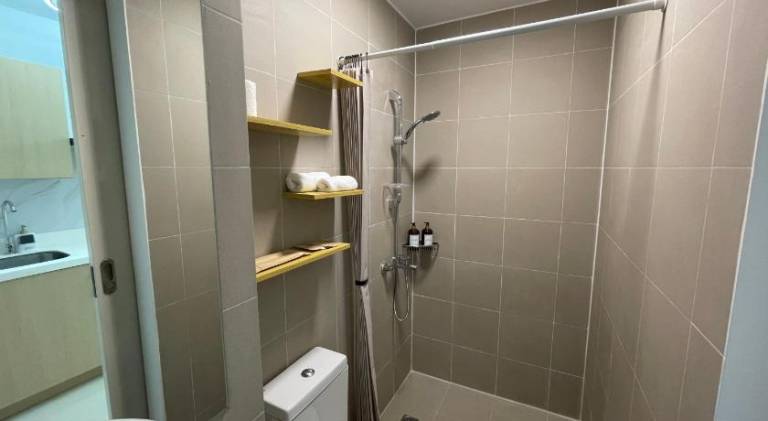 Serviced apartment with yard & patio — photo 5