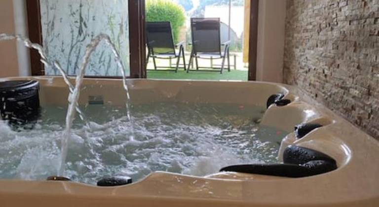 Vacation home with jacuzzi — photo 3