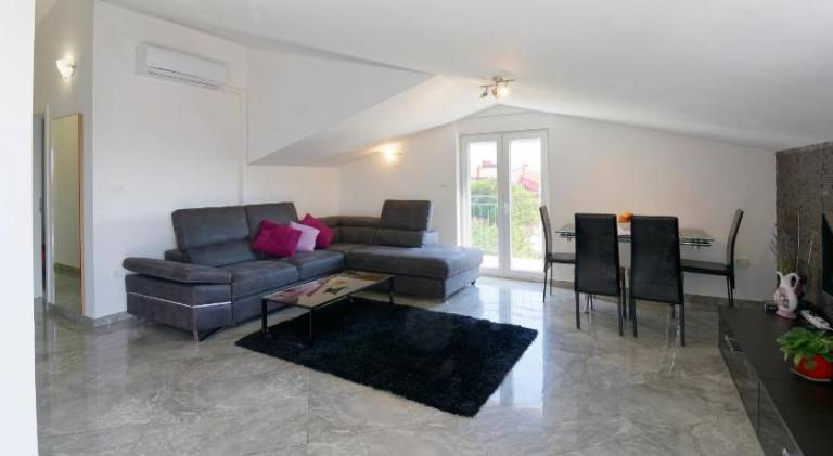 Apartment with patio & grill — photo 2