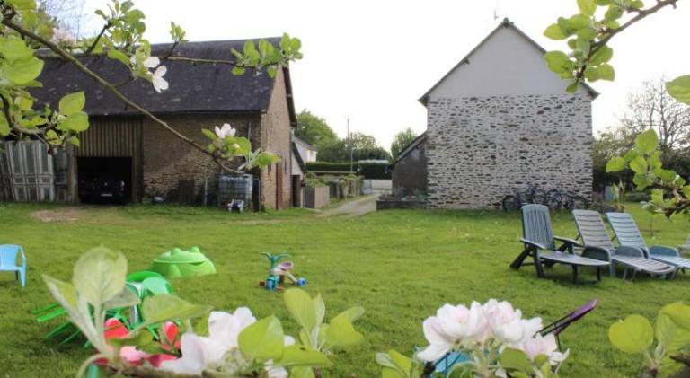 House with 2 rooms for 6 persons in Mayenne