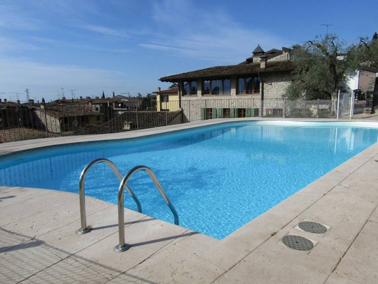 Rental apartment with patio, pool & barbecue in Toscolano Maderno