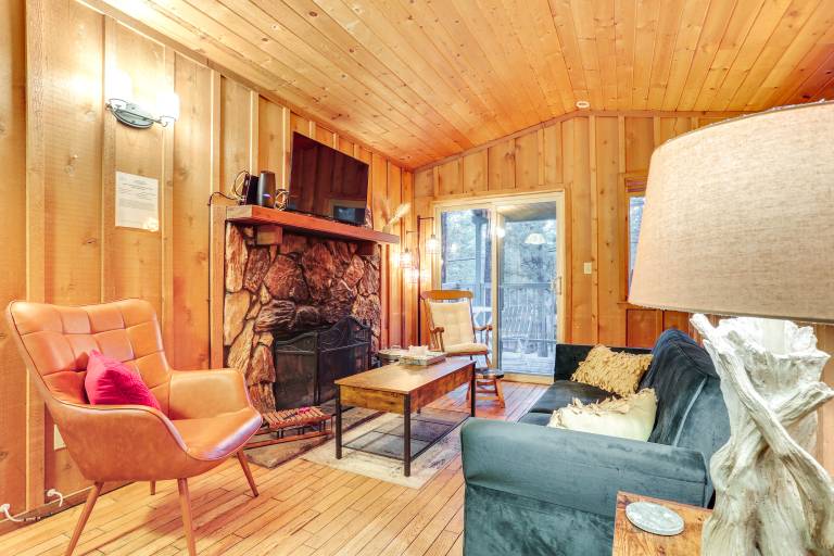 Near Skiing & Hiking: Dog-Friendly Big Bear Cabin — photo 2