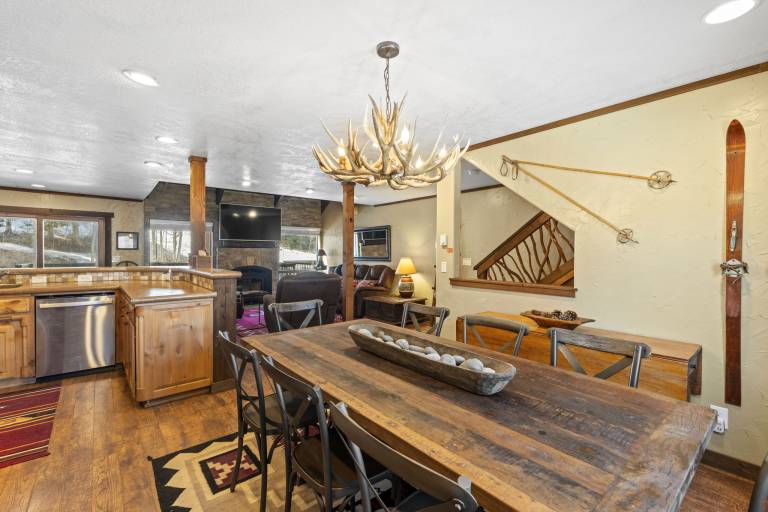 Family-oriented spacious condo with private pool & hot tub | Mountain view | Ski nearby | Dogs allowed — photo 4