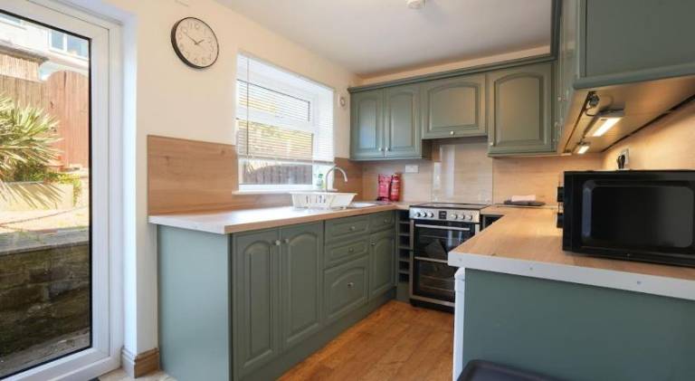 Stupton House, Large 3 Bed House that Sleeps 8 with Full Size Pool Table & FREE Parking - Hosted by — photo 5
