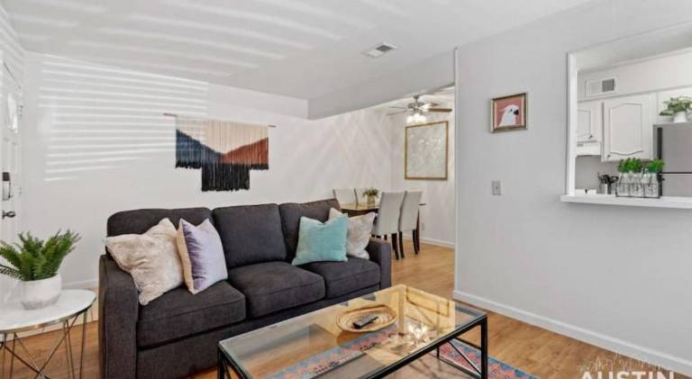 Nice Quiet Downtown Apt Pool Free Parking in Austin, TX