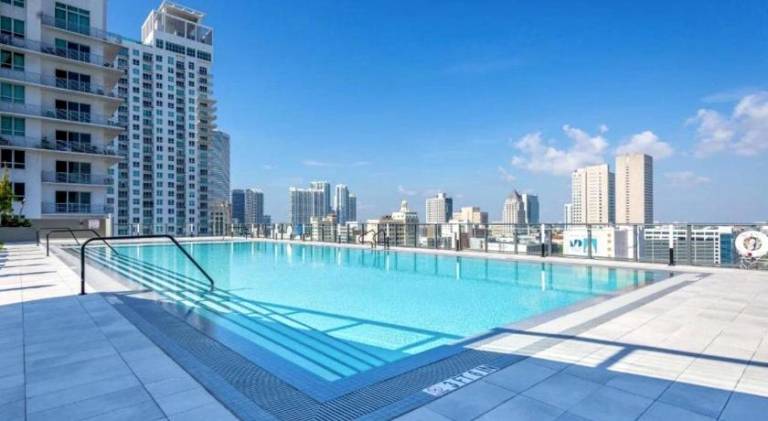 Holiday apartment with jacuzzi & pool | Near Bayside Marketplace | Pets allowed — photo 3