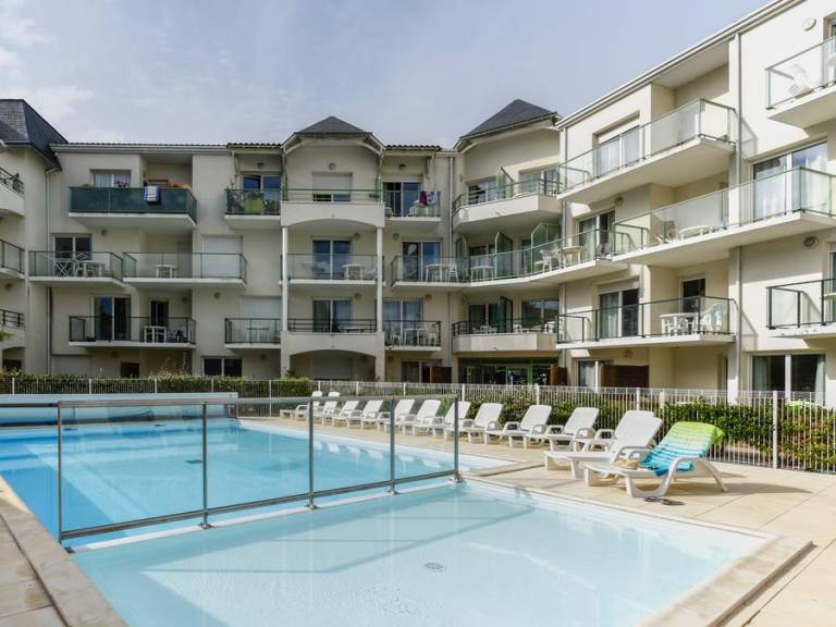 Lovely apartment with heated pool & patio | Pet-friendly — photo 2