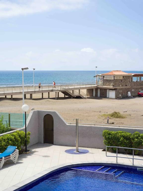 Vacation Apartment 'En La Playa 2 Dormitorios Y Piscina' with Sea View, Shared Pool and Wi-Fi — photo 2