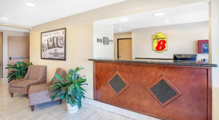 Super 8 By Wyndham Seville — photo 3