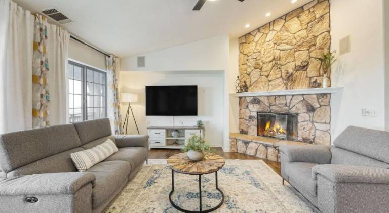 Ample villa with hot tub & pool | Pets allowed — photo 2