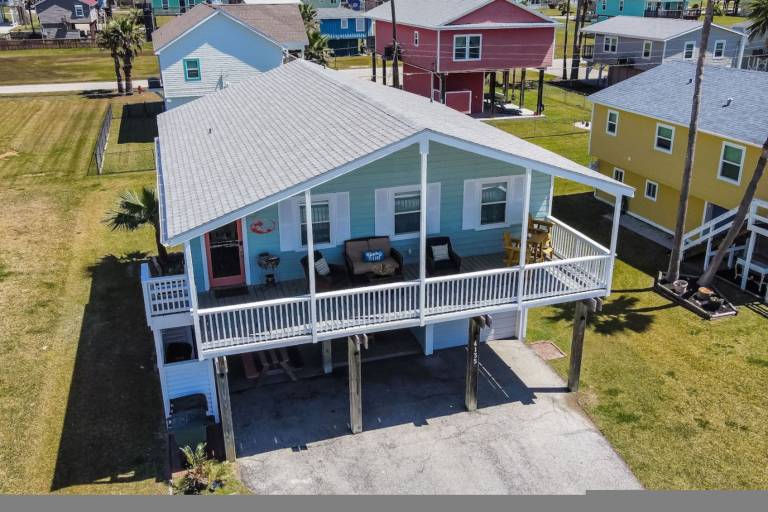 Vacation home with pool & grill — photo 3