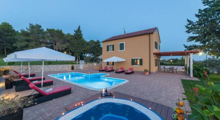 Villa with hot tub & pool | Good for workation in Biograd na Moru