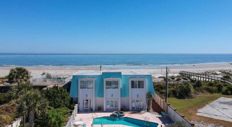 House with pool — photo 4