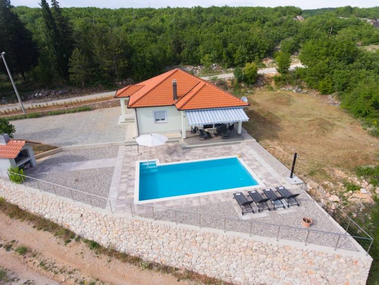 Fully equipped villa with private pool, patio & yard | Mountain view | Pets allowed in Makarska