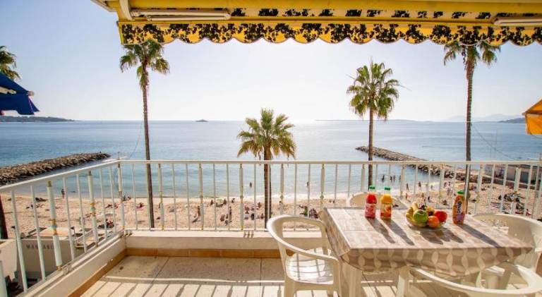 Rental apartment with patio & garden in Antibes