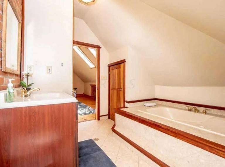 Top Rated - Free Parking - PRIME Location - CLEAN — photo 4