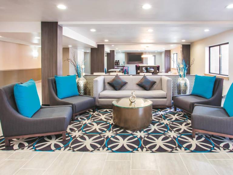 La Quinta Inn & Suites by Wyndham Cincinnati NE - Mason — photo 2