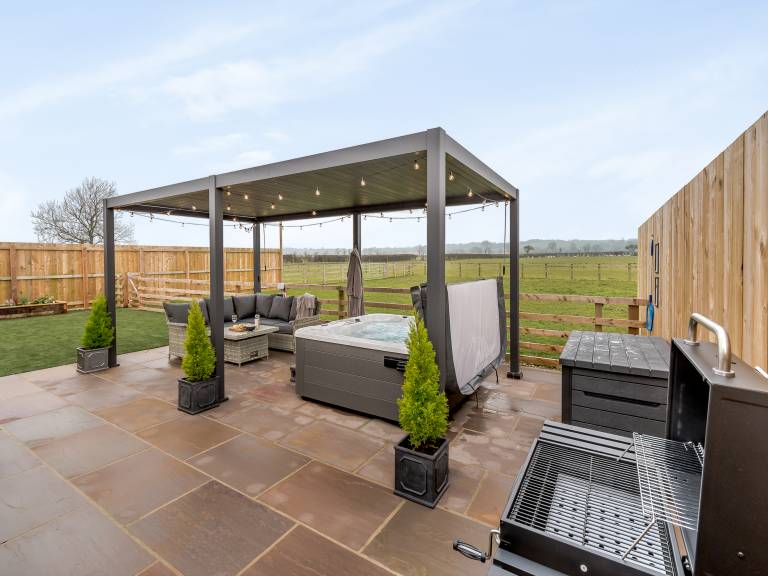 Family-friendly cottage with hot tub, garden & BBQ | Dogs allowed — photo 3