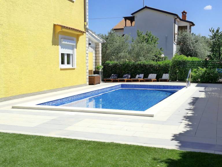 Fully equipped house with yard, patio & private pool | Pets are welcome — photo 3