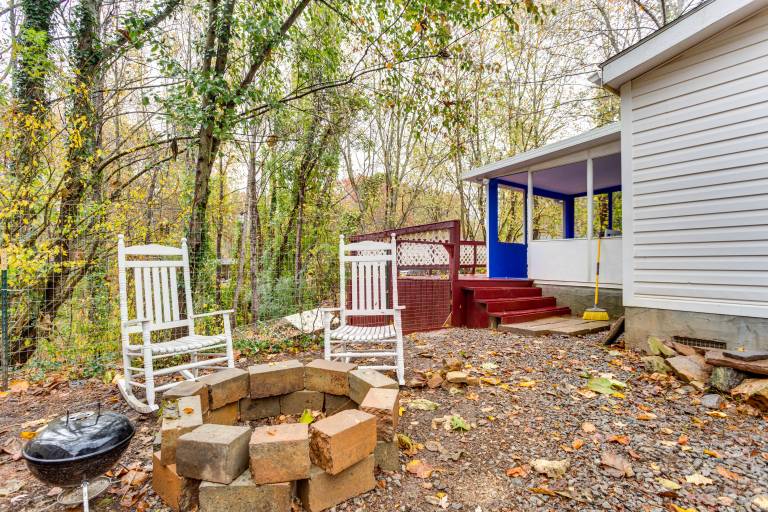 1 Mi to Lake Allatoona: Family Home on Farm! in Acworth, GA