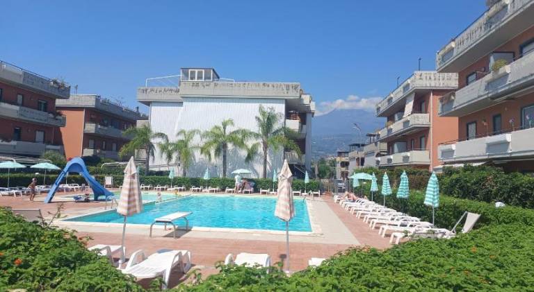 Holiday apartment with pool in Mascali