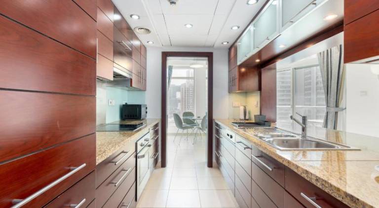 Fully equipped holiday apartment with hot tub, pool & patio | Close to The Dubai Fountain | Perfect for remote work | Pet-friendly — photo 3