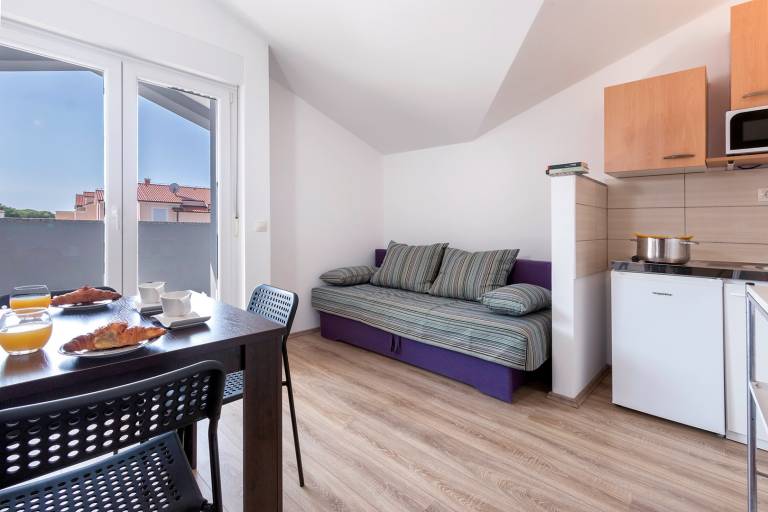 Apartment with patio — photo 2