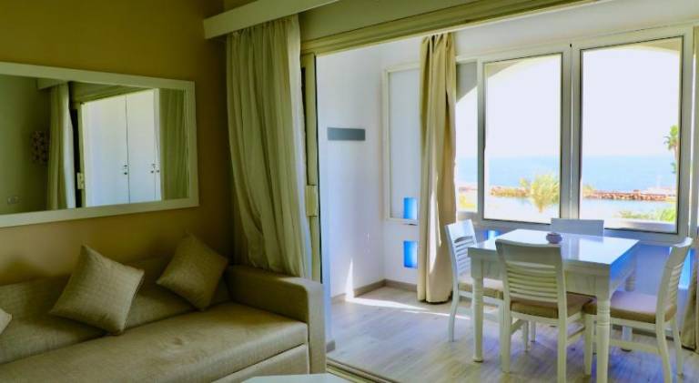 Family-friendly serviced apartment with pool, garden & jacuzzi | Close to the beach | Pet-friendly — photo 2
