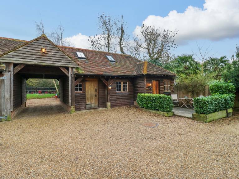 Cottage with yard in Ashford