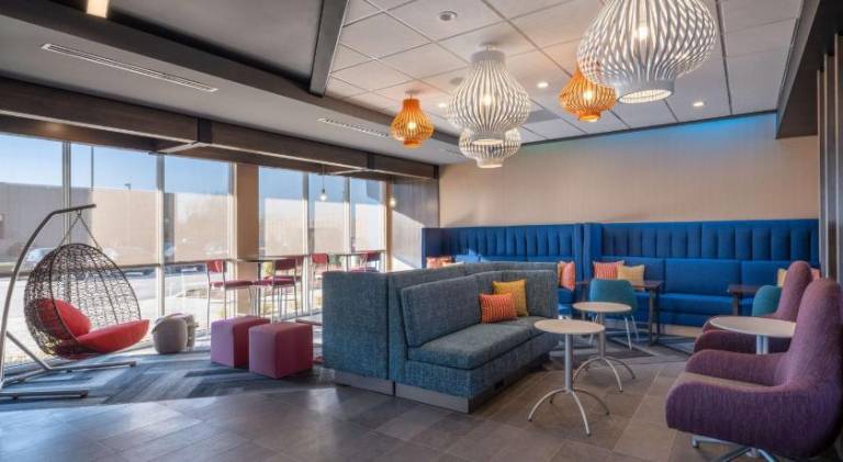 Tru by Hilton Naperville Chicago — photo 2