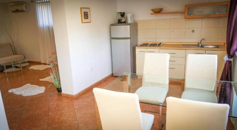 Apartment with patio — photo 4