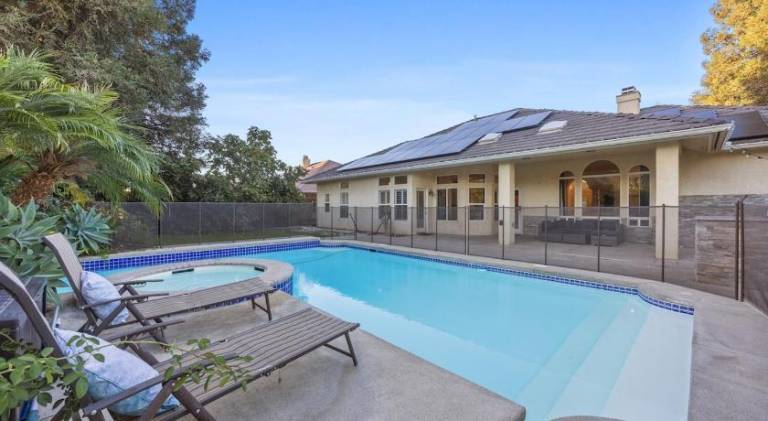 Vacation home with pool | Pet-friendly in Bakersfield, CA