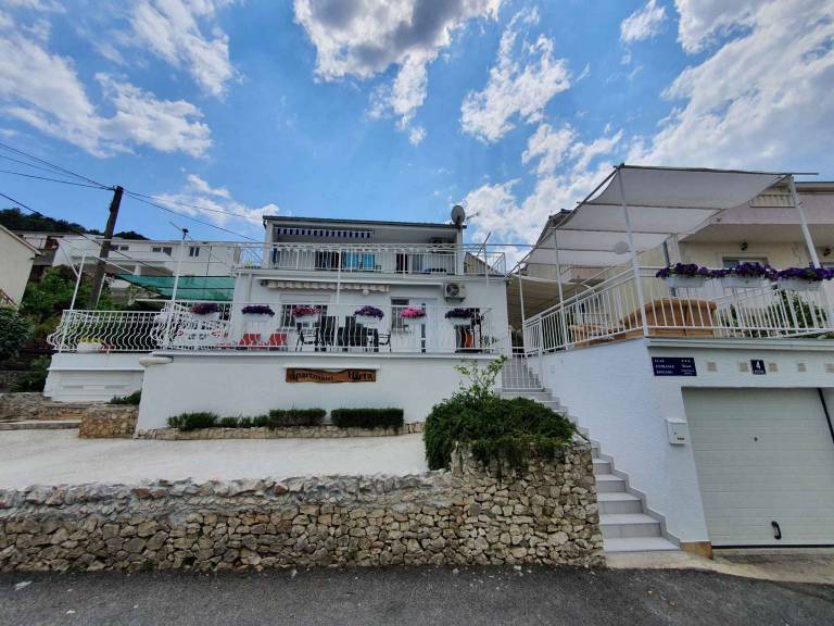 Rental apartment with yard, barbecue & terrace — photo 4