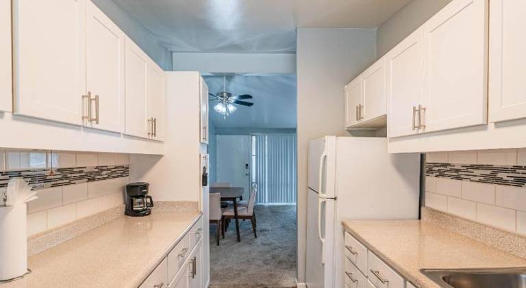 Spacious 2 Bedroom, 2 Bath, Pool, Free Parking, Gym — photo 5