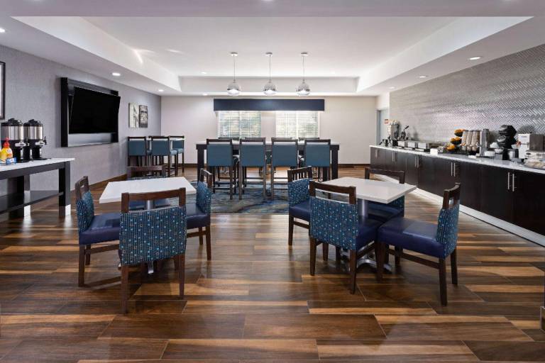 La Quinta Inn & Suites by Wyndham Atlanta South - Newnan — photo 3