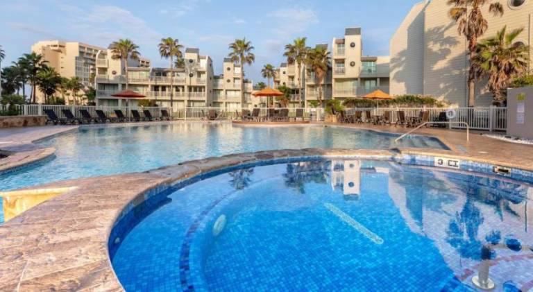 Ocean Breeze Retreat 2bed 2bath, Heated Pool! — photo 2