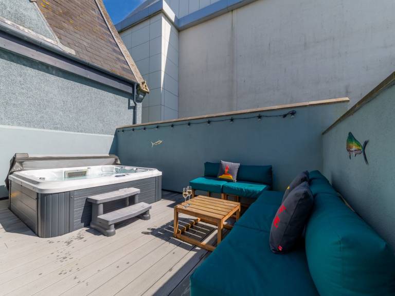 Family-friendly vacation home with terrace, yard & hot tub | Close to the beach | Pets are welcome — photo 5