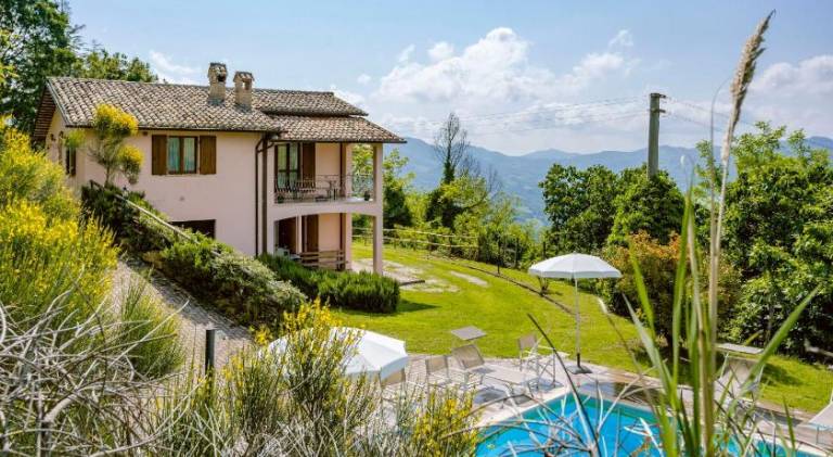 Villa with barbeque, terrace & private pool in Acqualagna