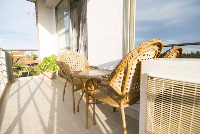 Serviced apartment with terrace & pool | Pets allowed — photo 5